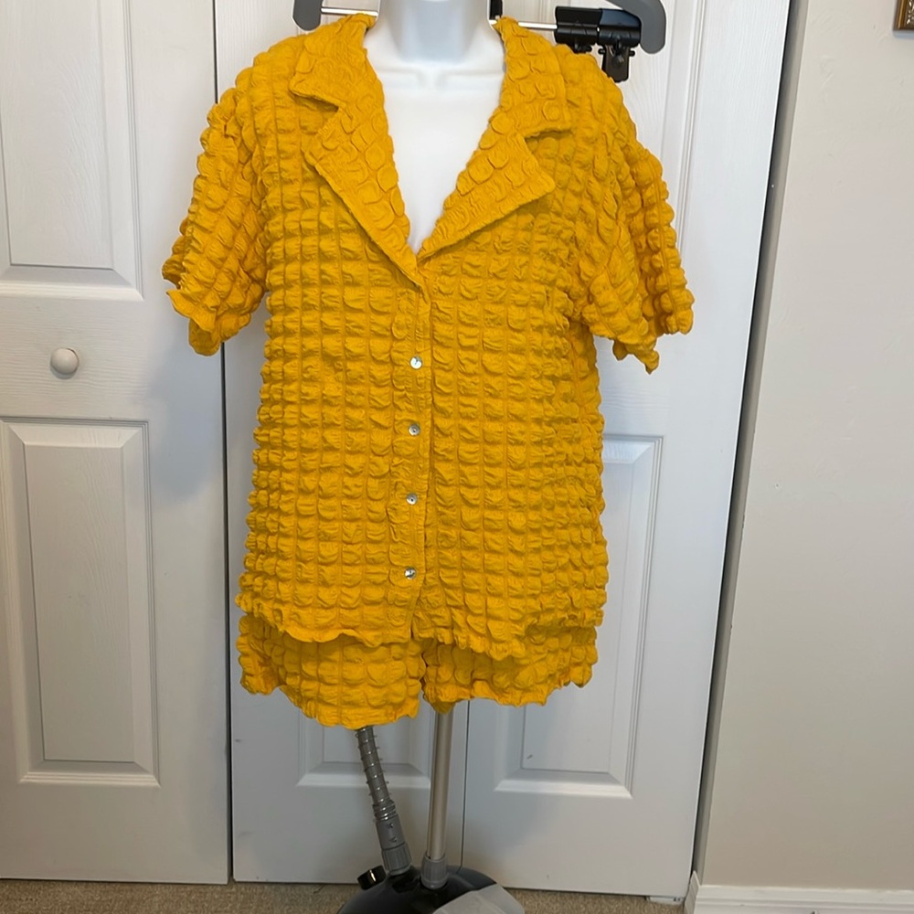 NWT VERY J YELLOW TEXTURED BUTTON-UP SHIRT WITH SHORTS. MEDIUM.